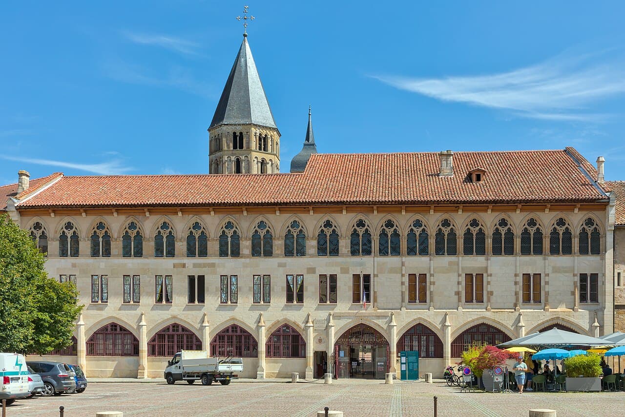 Cluny'deki Papa Gelasius Sarayı; arkada manastır binaları ve kule görülüyor