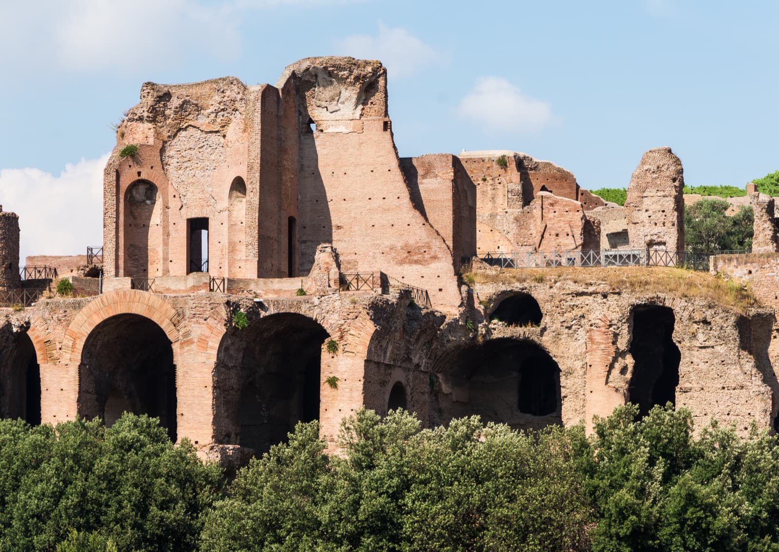 Blick auf den Palatin vom Circus Maximus in Rom aus