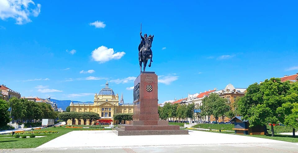 Конная статуя короля Томислава на площади короля Томислава в Загребе.