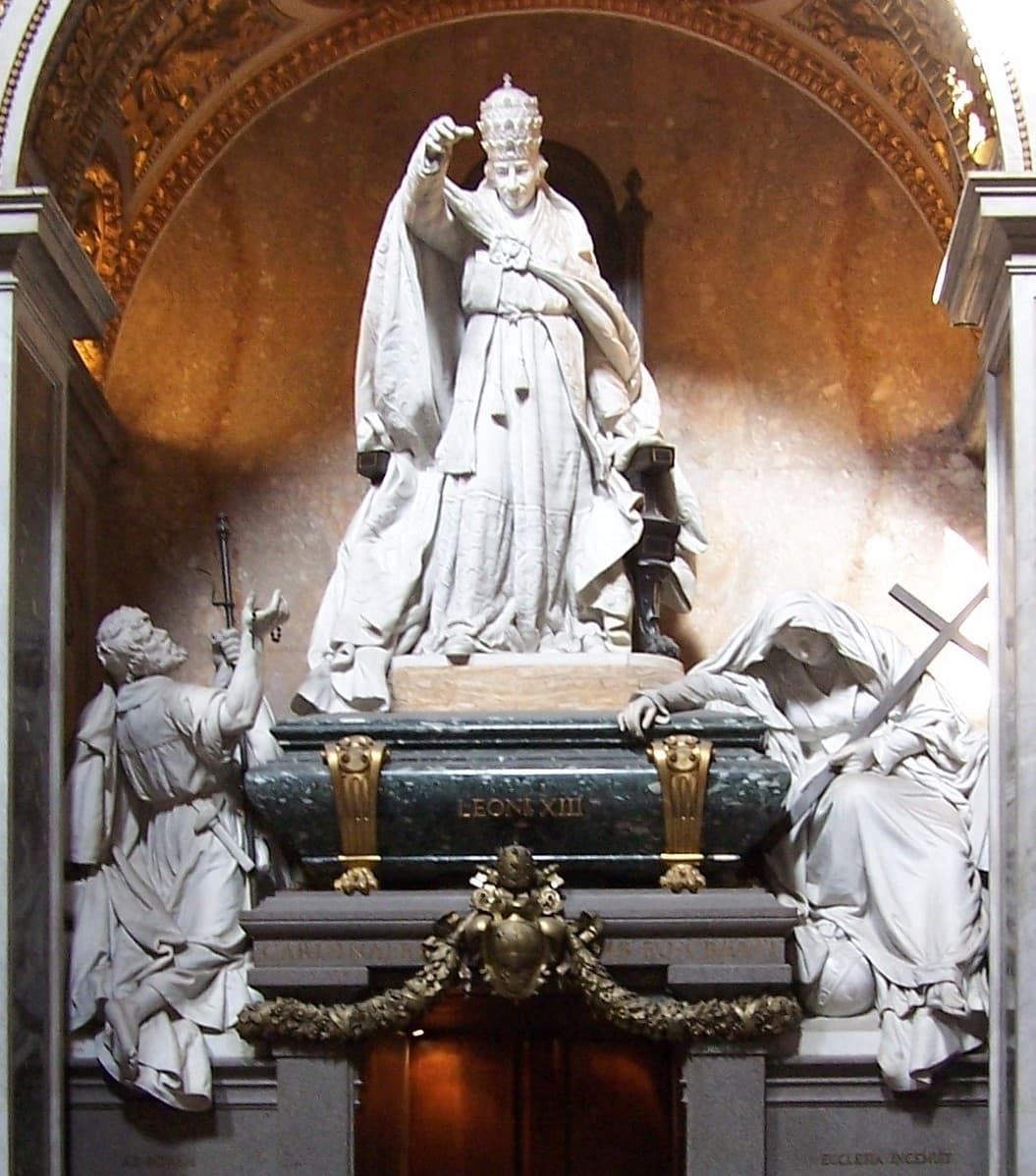 Tumba monumental de León XIII en la basílica de San Juan de Letrán: estatua del papa bendiciendo sobre el sarcófago con la inscripción LEONE XIII.