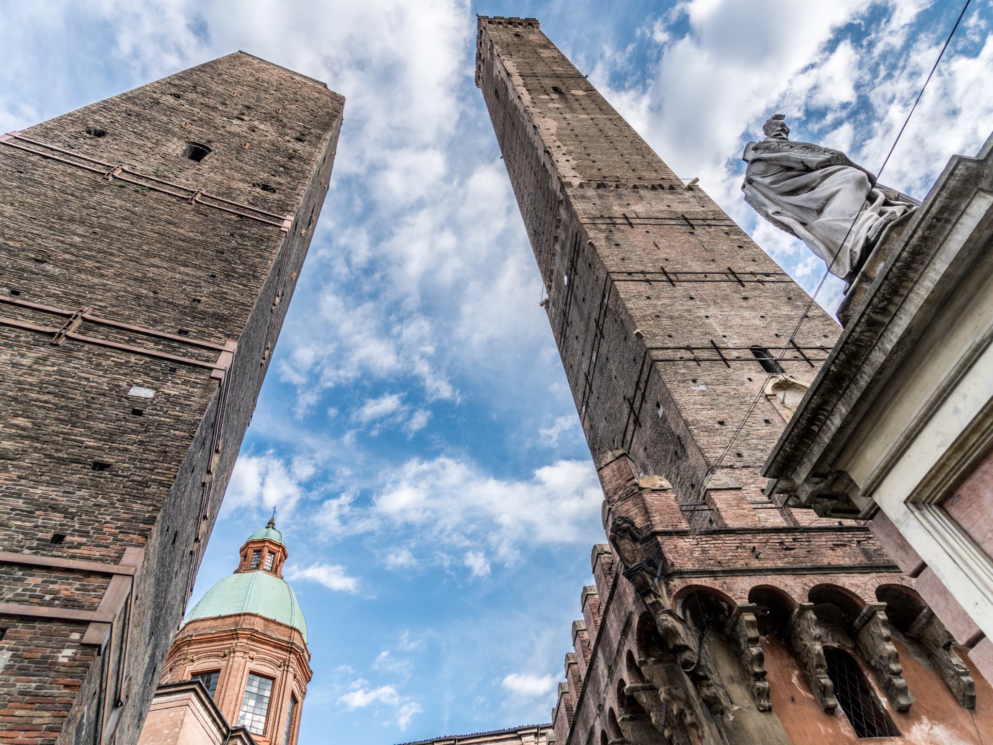 Die beiden Türme von Bologna, Asinelli und Garisenda, Wahrzeichen der mittelalterlichen Stadt
