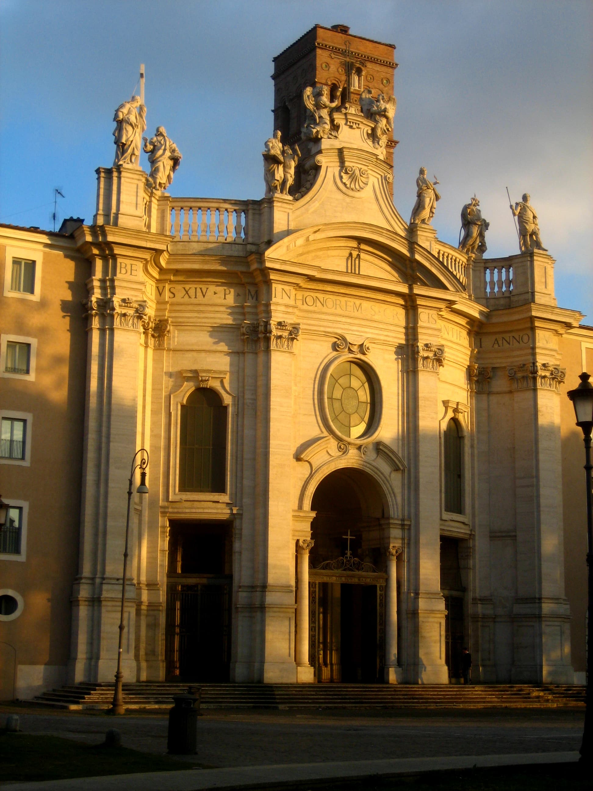 Fassade der Basilika Heilig Kreuz in Jerusalem in Rom