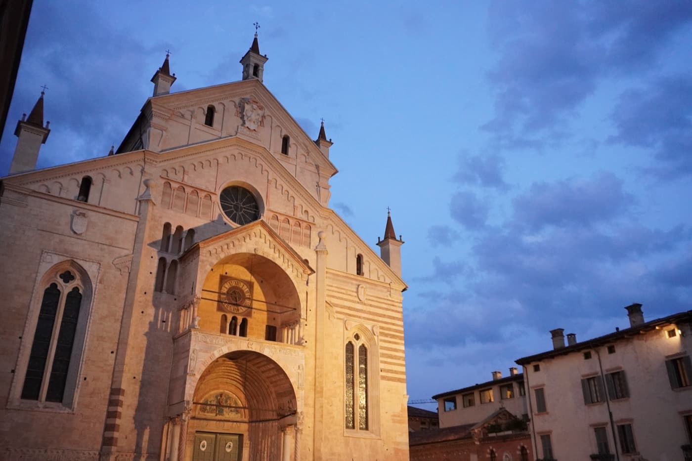 Fassade der Kathedrale Santa Maria Matricolare von Verona, Grabstätte Lucius' III.