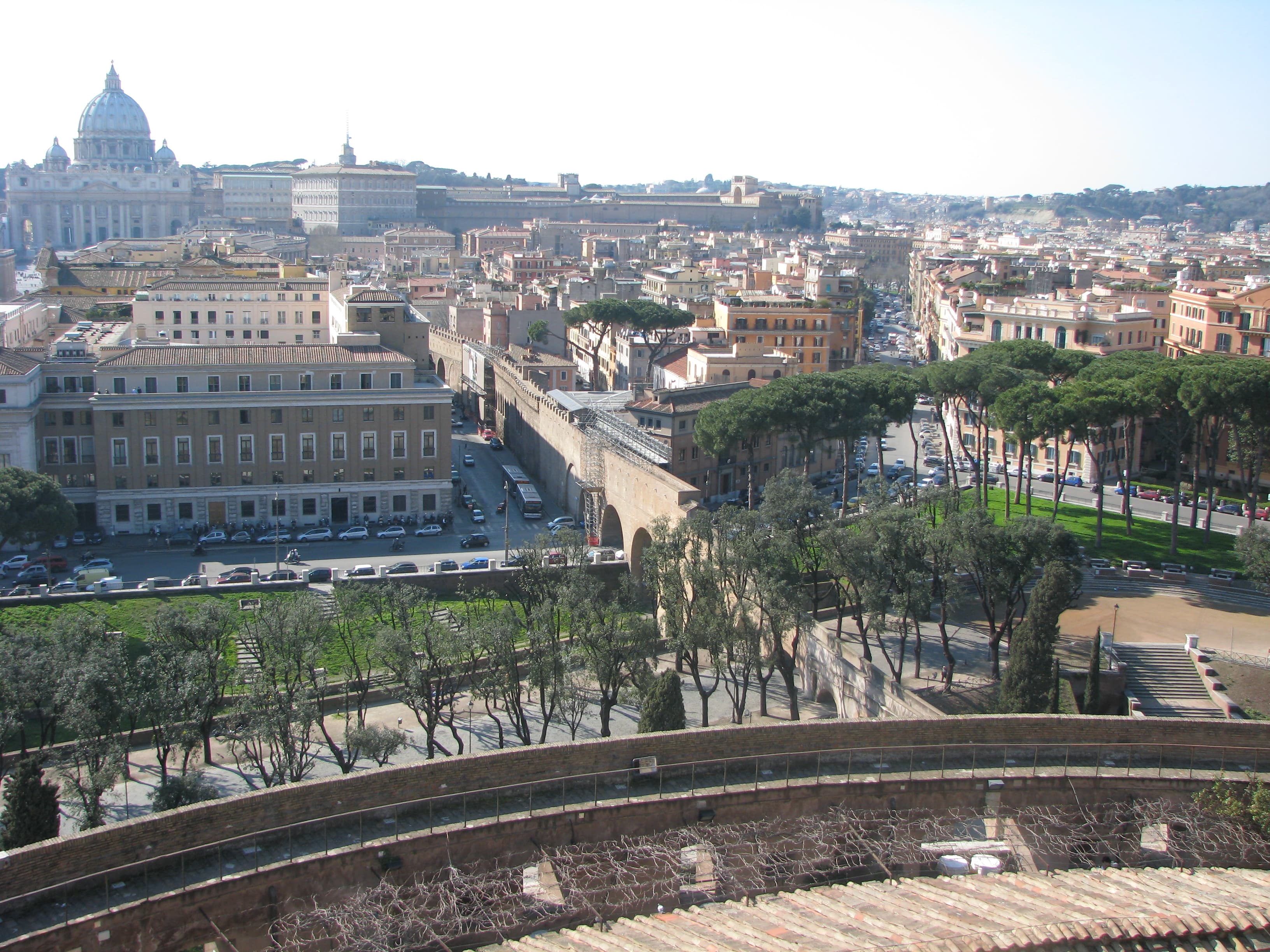 O castelo de Santo Ângelo e o Passetto di Borgo ligando o Vaticano, em Roma.