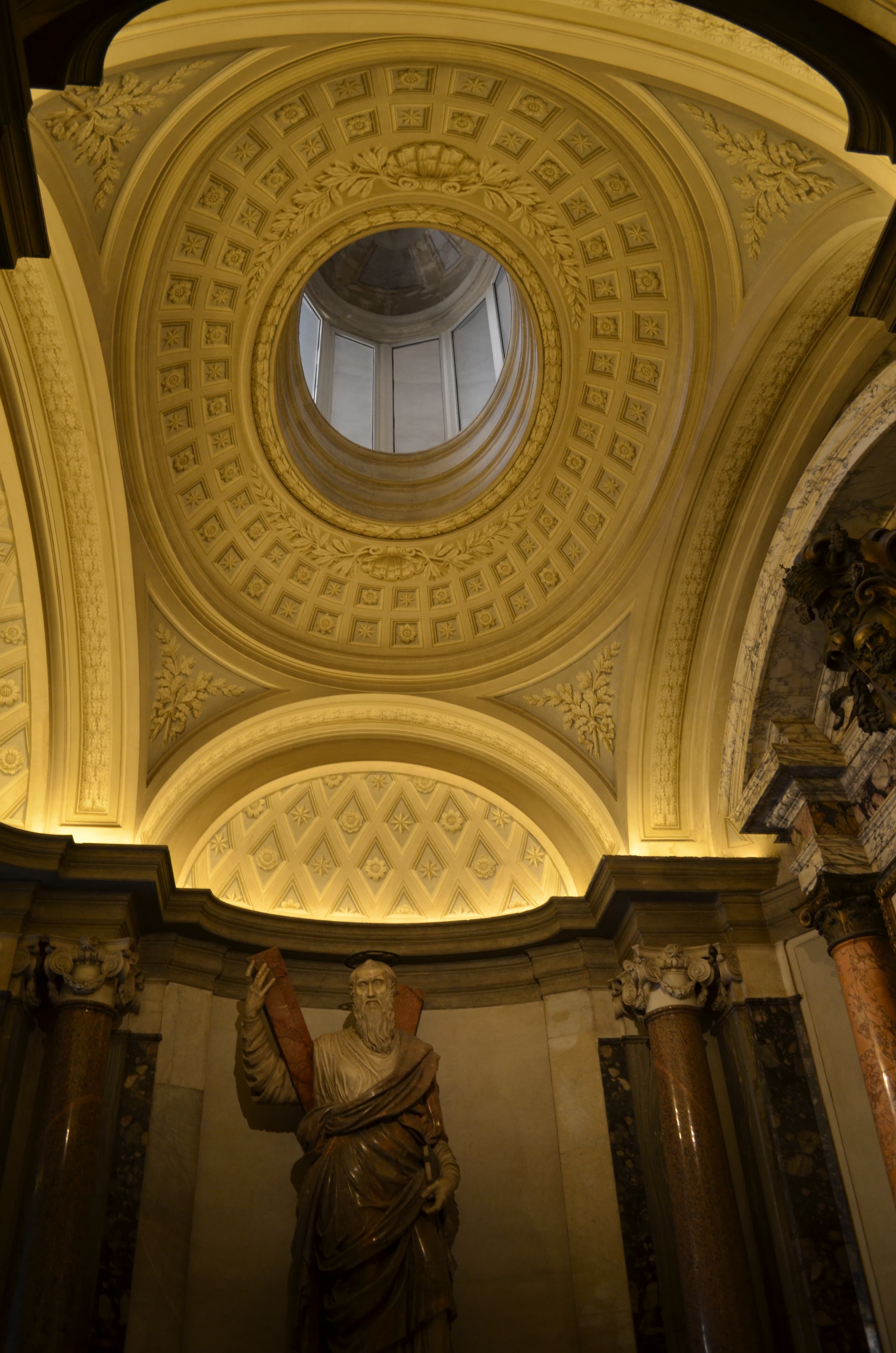 Fachada da basílica de São Pedro em Roma, de Carlo Maderno, concluída sob Paulo V.