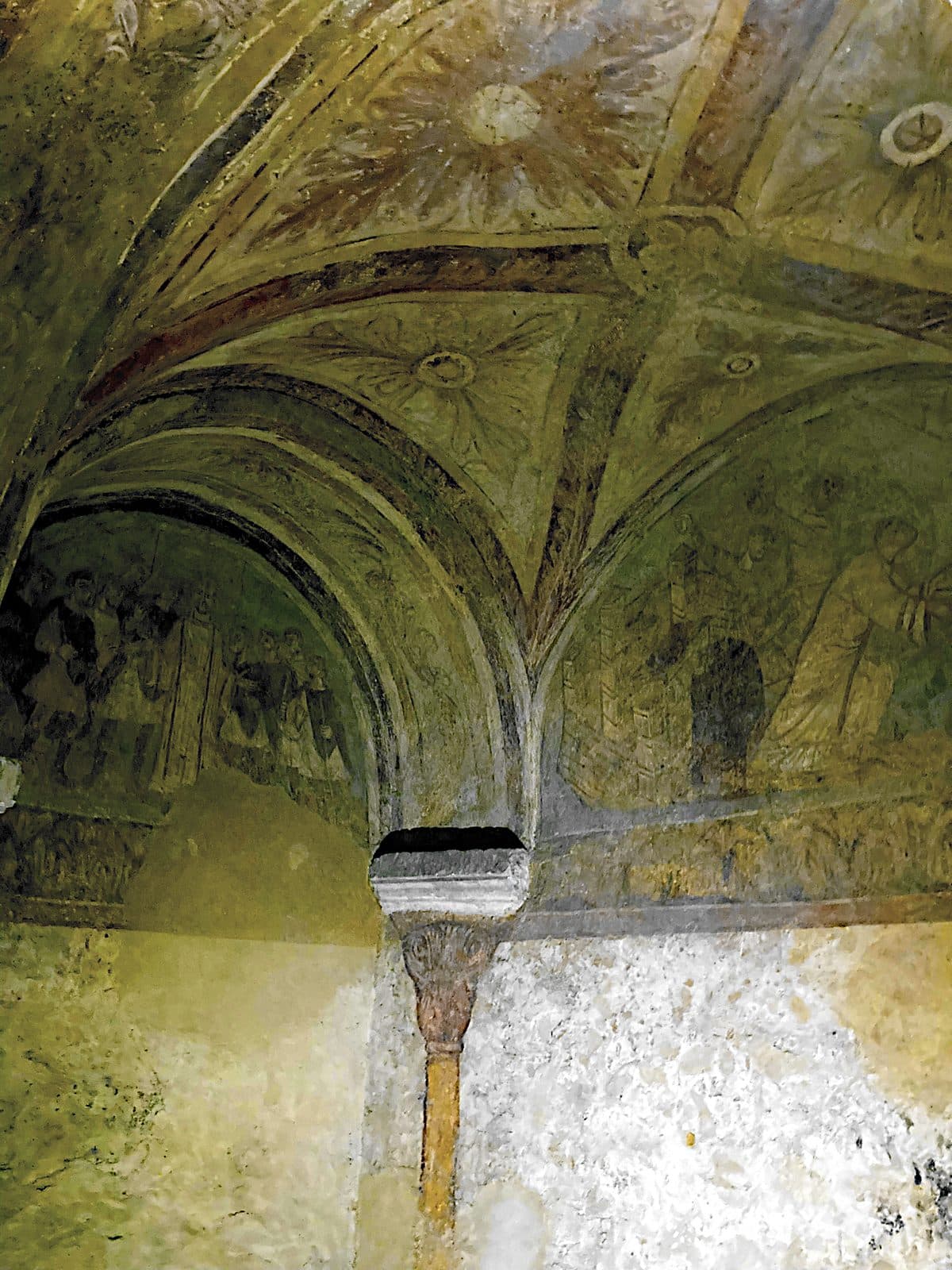 Abóbadas com frescos da cripta da abadia de Saint-Germain em Auxerre.