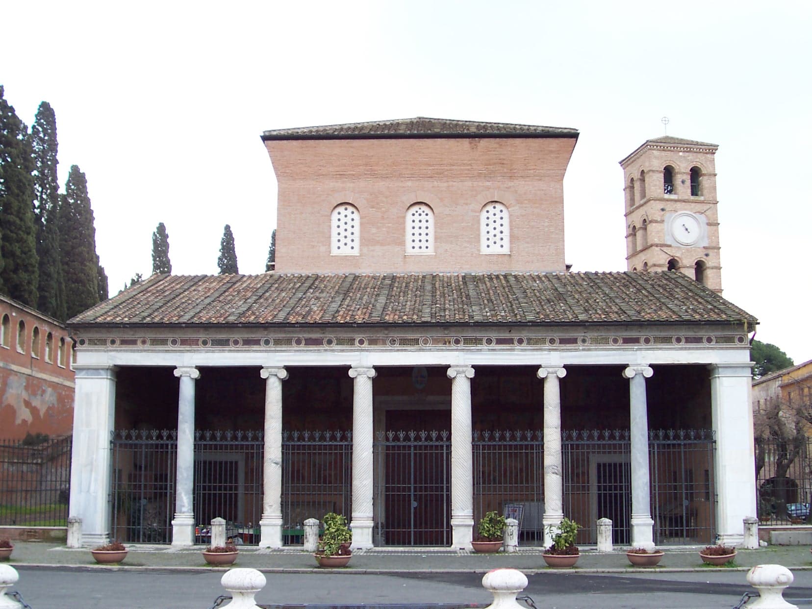 Fachada e pórtico da basílica de São Lourenço extramuros em Roma.
