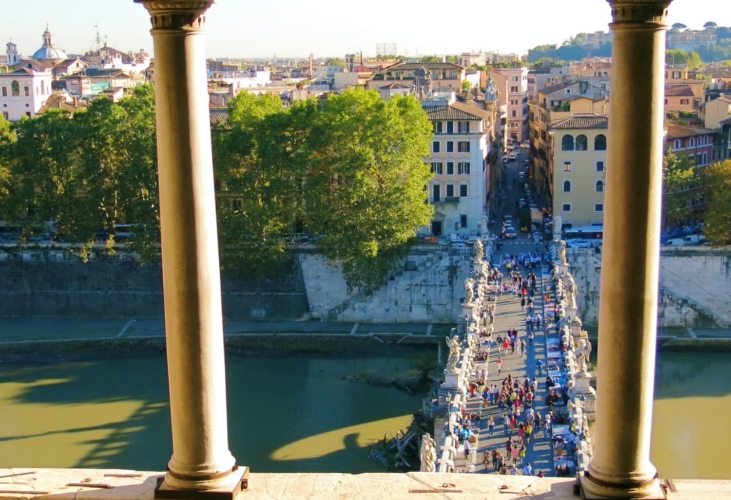 O rio Tibre junto à ponte Sant'Angelo em Roma.