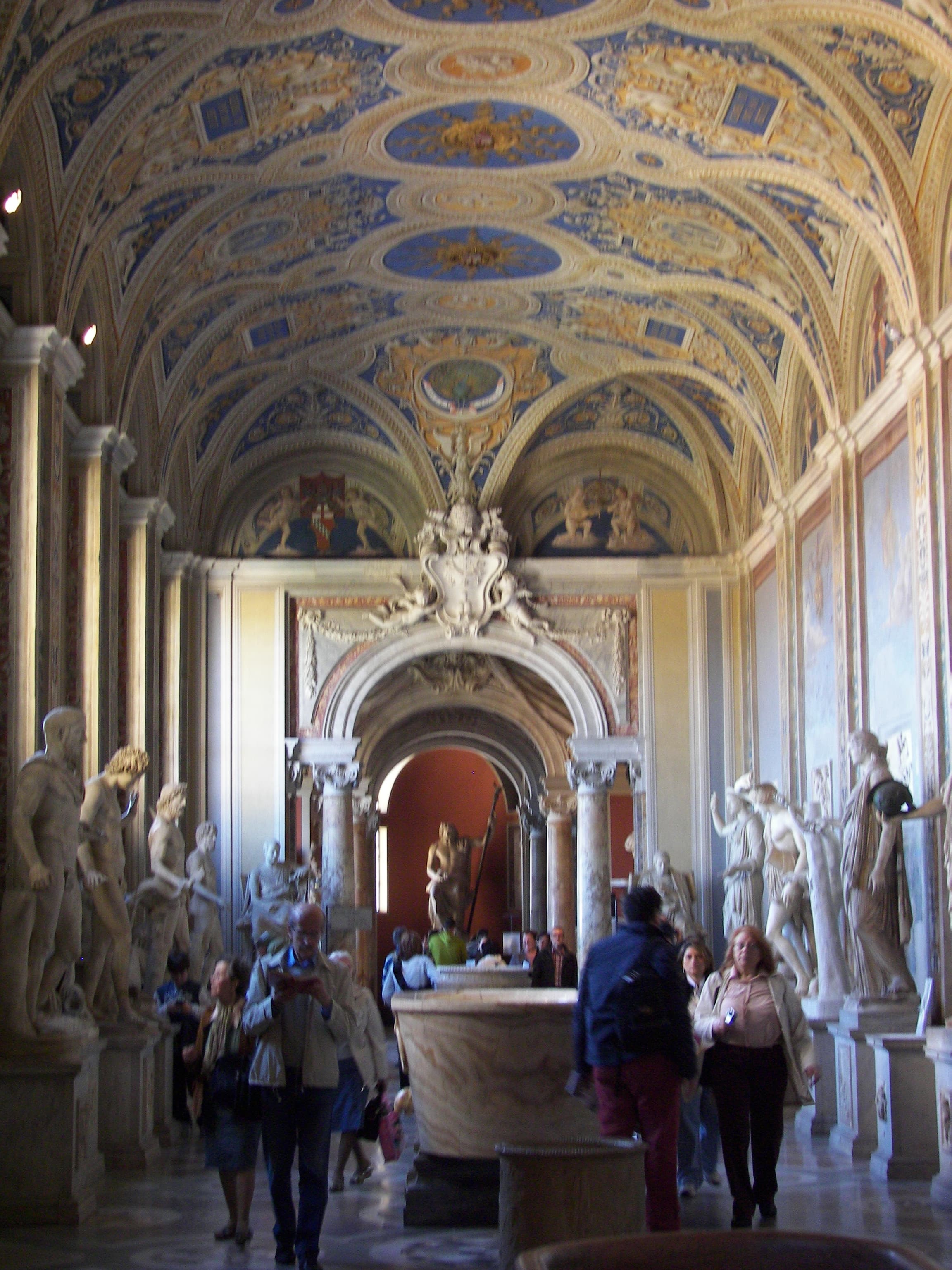 Galería de estatuas del museo Pío-Clementino en los museos del Vaticano.