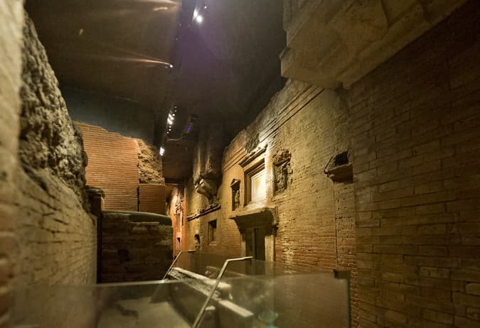 Percorso attraverso il cimitero romano della necropoli vaticana verso il sepolcro di san Pietro