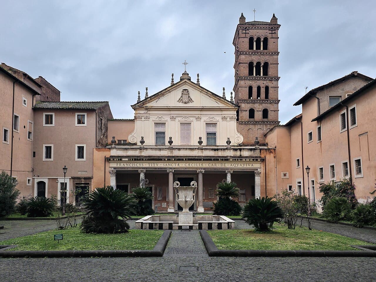 Fassade und Glockenturm der Basilika Santa Cecilia in Trastevere