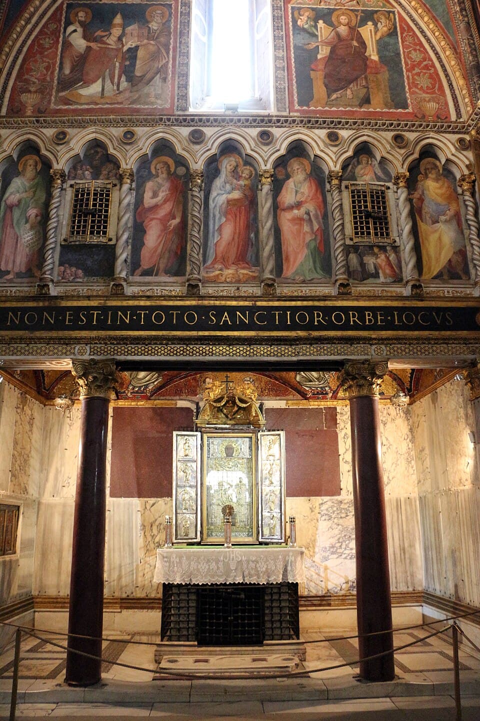 Lateran’daki Sancta Sanctorum sunağı, Zacharias tarafından İsa’nın acheiropoietos ikonunu barındırmak üzere inşa edilen eski Kurtarıcı oratoryosu