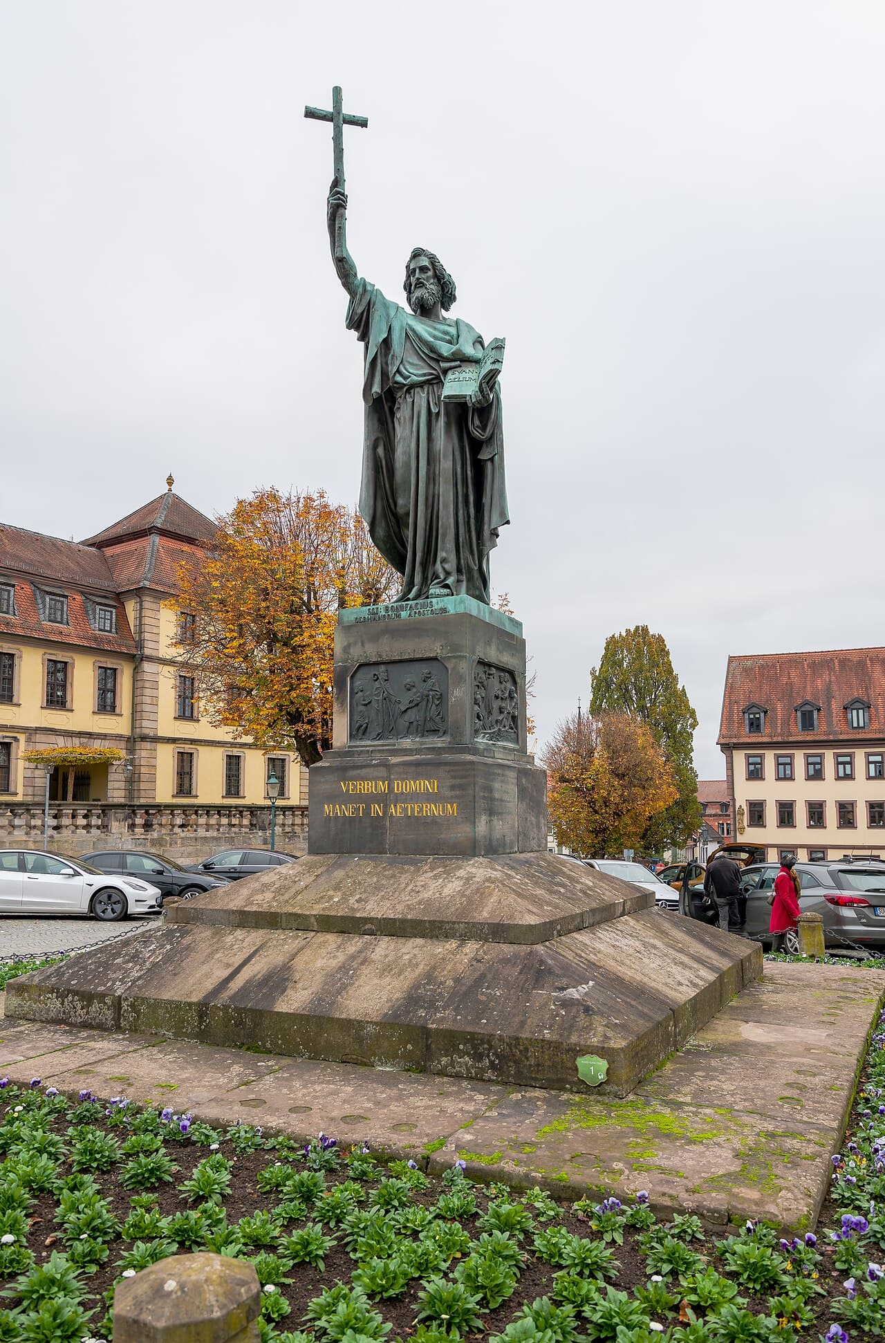 Monumento a São Bonifácio em Fulda, estátua de bronze de São Bonifácio com a cruz
