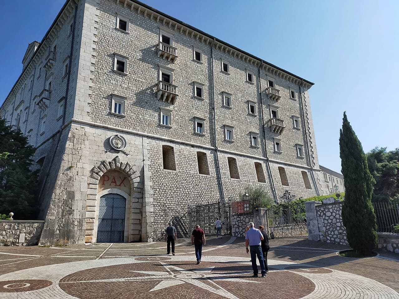 Abadia de Montecassino no seu cume rochoso, mosteiro-mãe da Ordem Beneditina