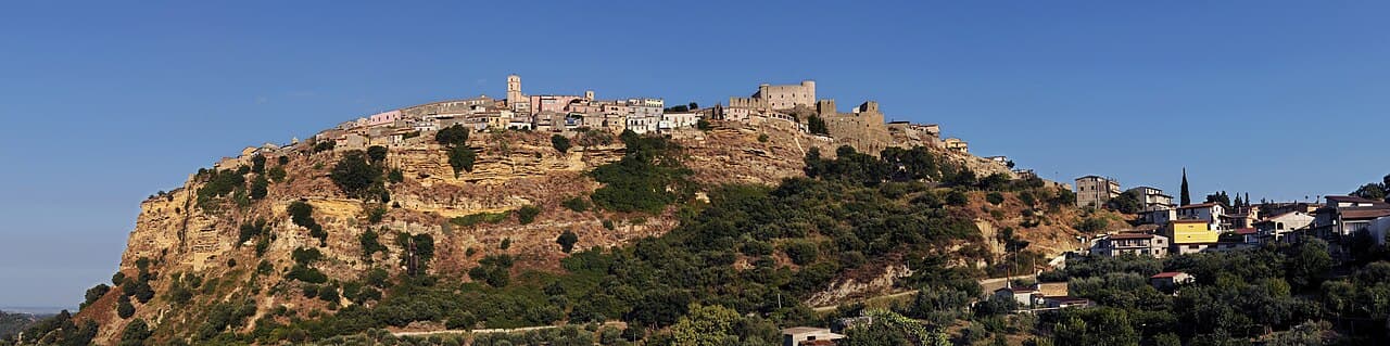 Panorama de Santa Severina na Calábria, cidade montanhosa bizantina tradicionalmente tida como terra natal do papa Zacarias