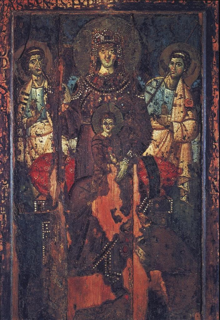 El icono Madonna della Clemenza, Virgen entronizada con el Niño entre dos santos, en Santa María del Trastévere