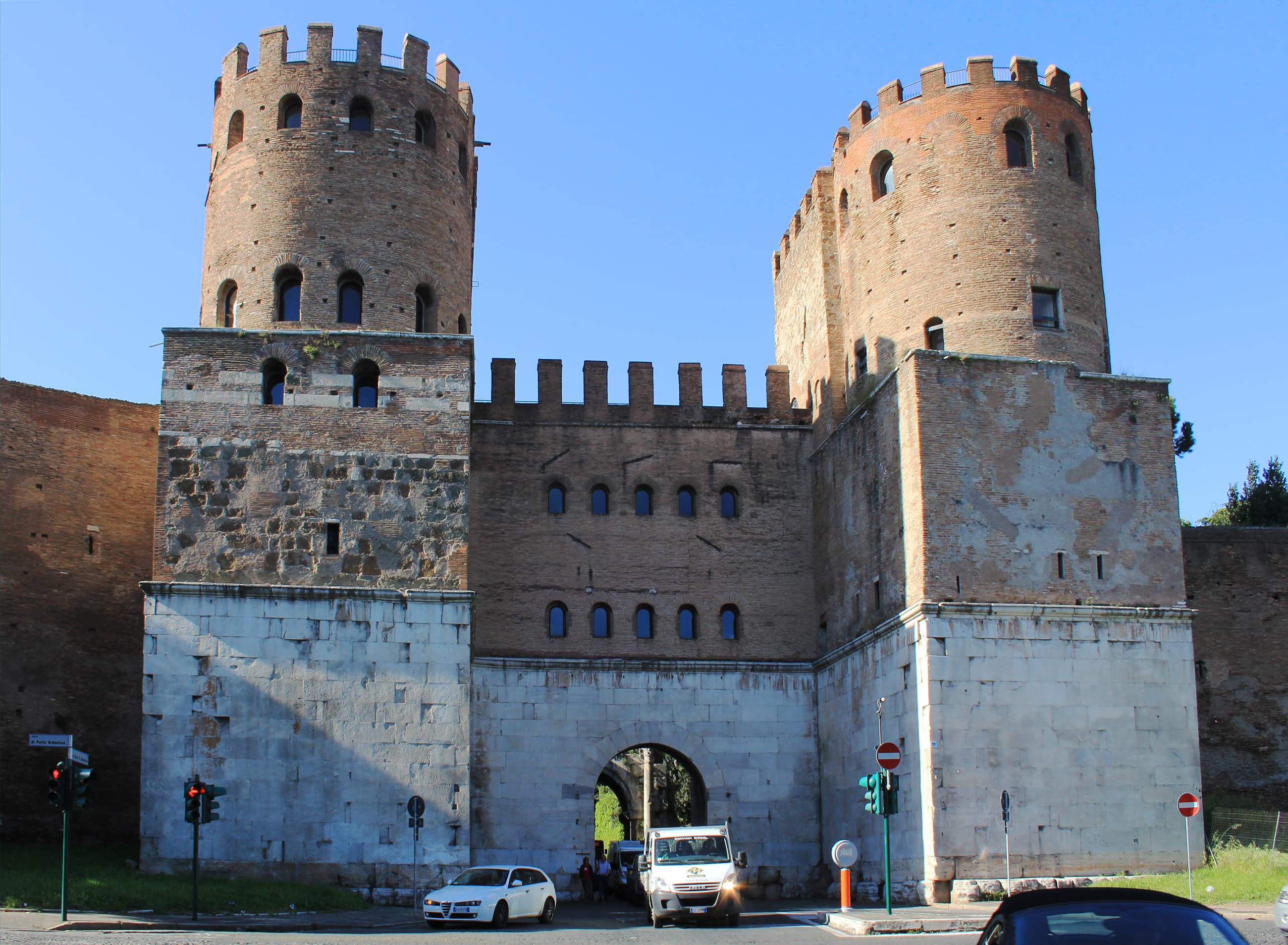 La Porta San Sebastiano, puerta de torres gemelas de las murallas aurelianas de Roma
