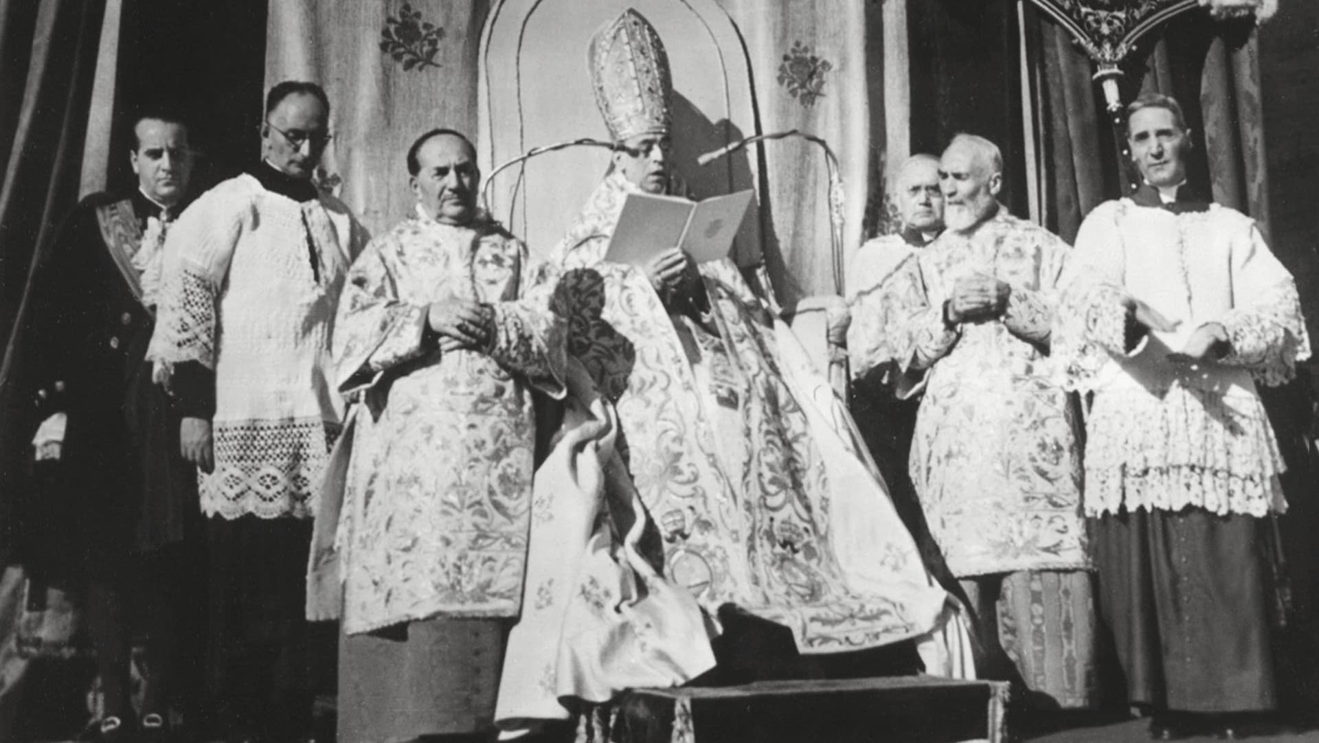Pie XII proclamant le dogme de l'Assomption place Saint-Pierre, 1ᵉʳ novembre 1950, devant la foule