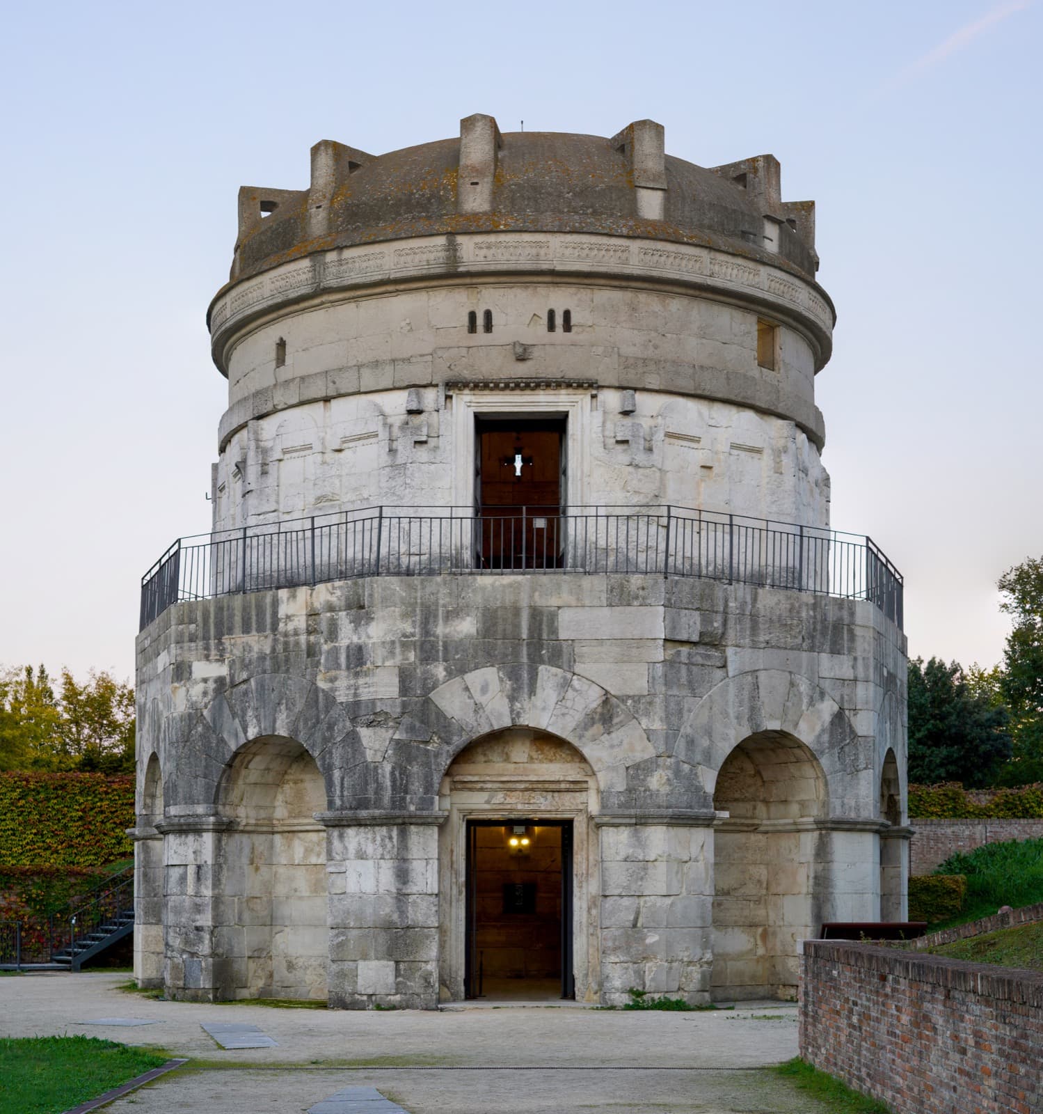 Le mausolée de Théodoric à Ravenne, ancienne église Santa Maria Rotonda, lieu d'inhumation de Victor II
