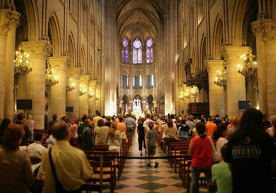 Interior de Notre-Dame de Paris, vista para o coro