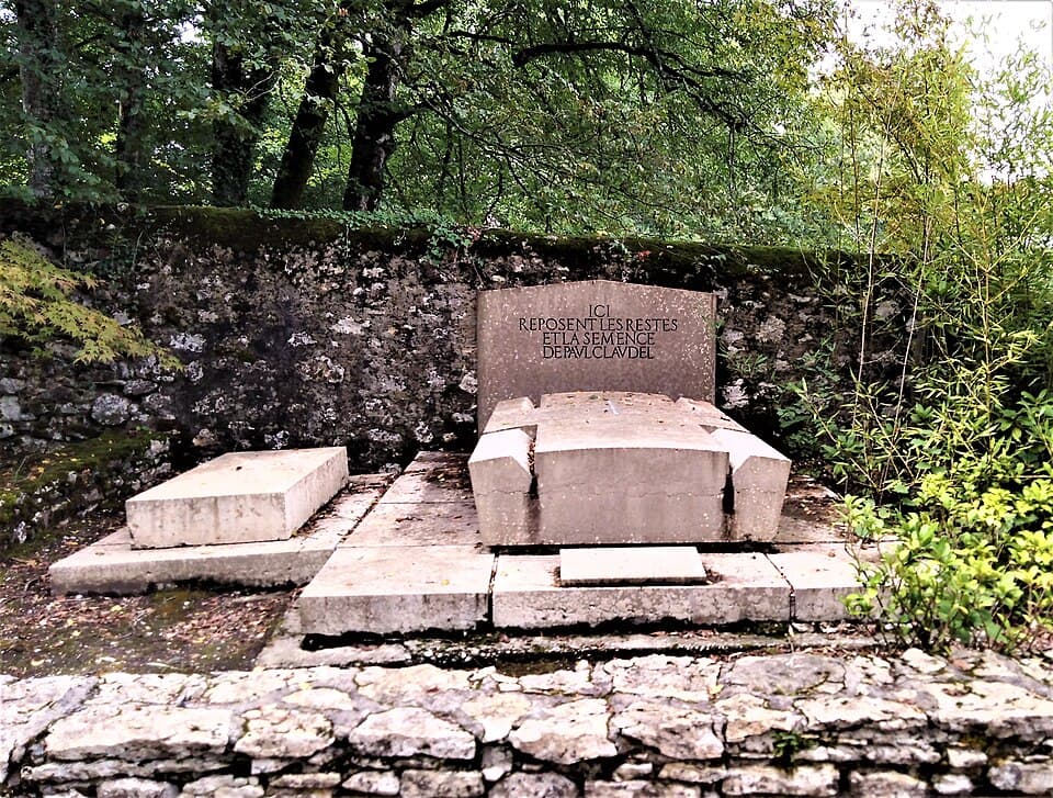 Túmulo de Paul Claudel no parque do castelo de Brangues