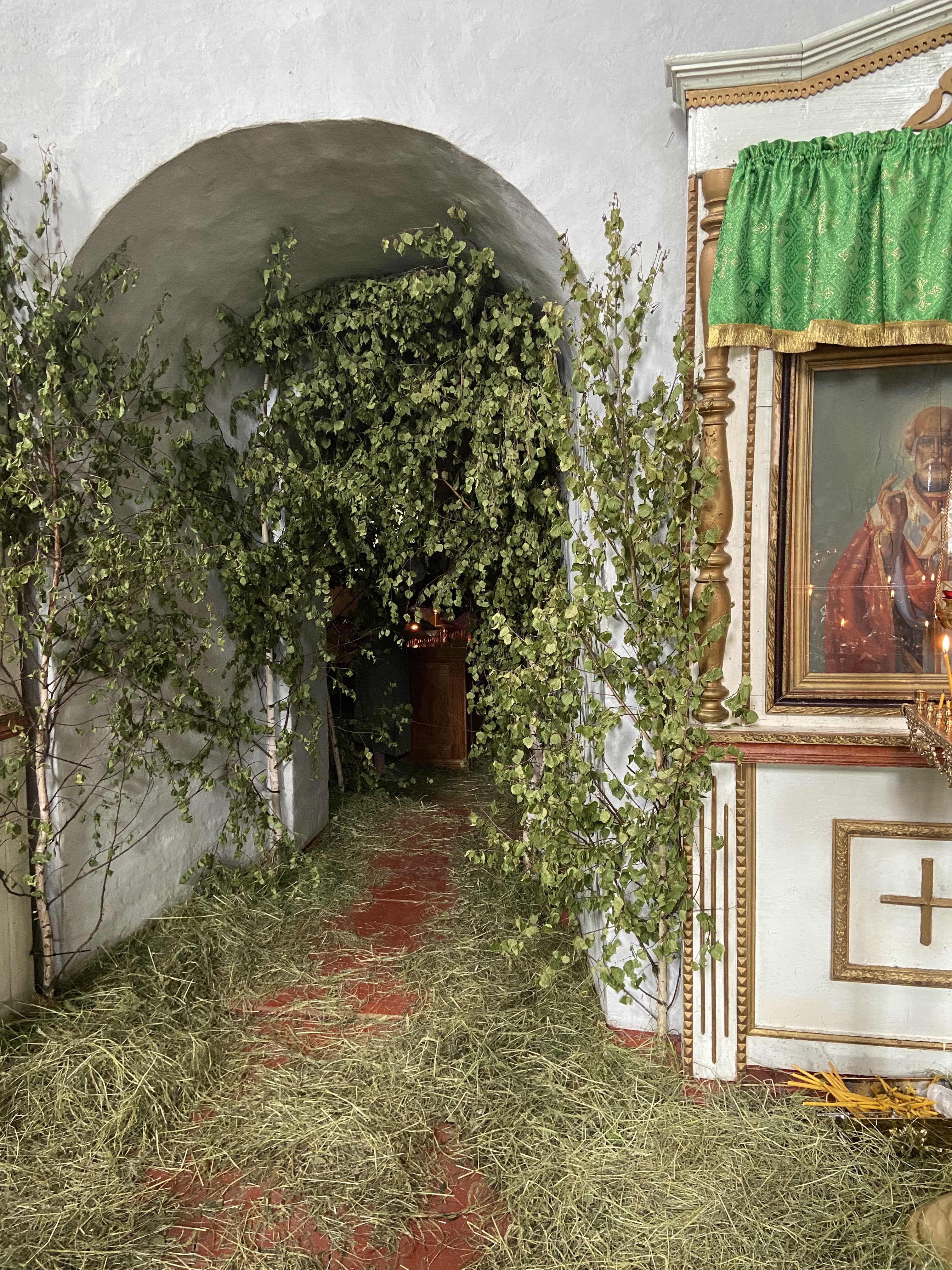 Ramos de bétula e ervas numa igreja do mosteiro de Veniov