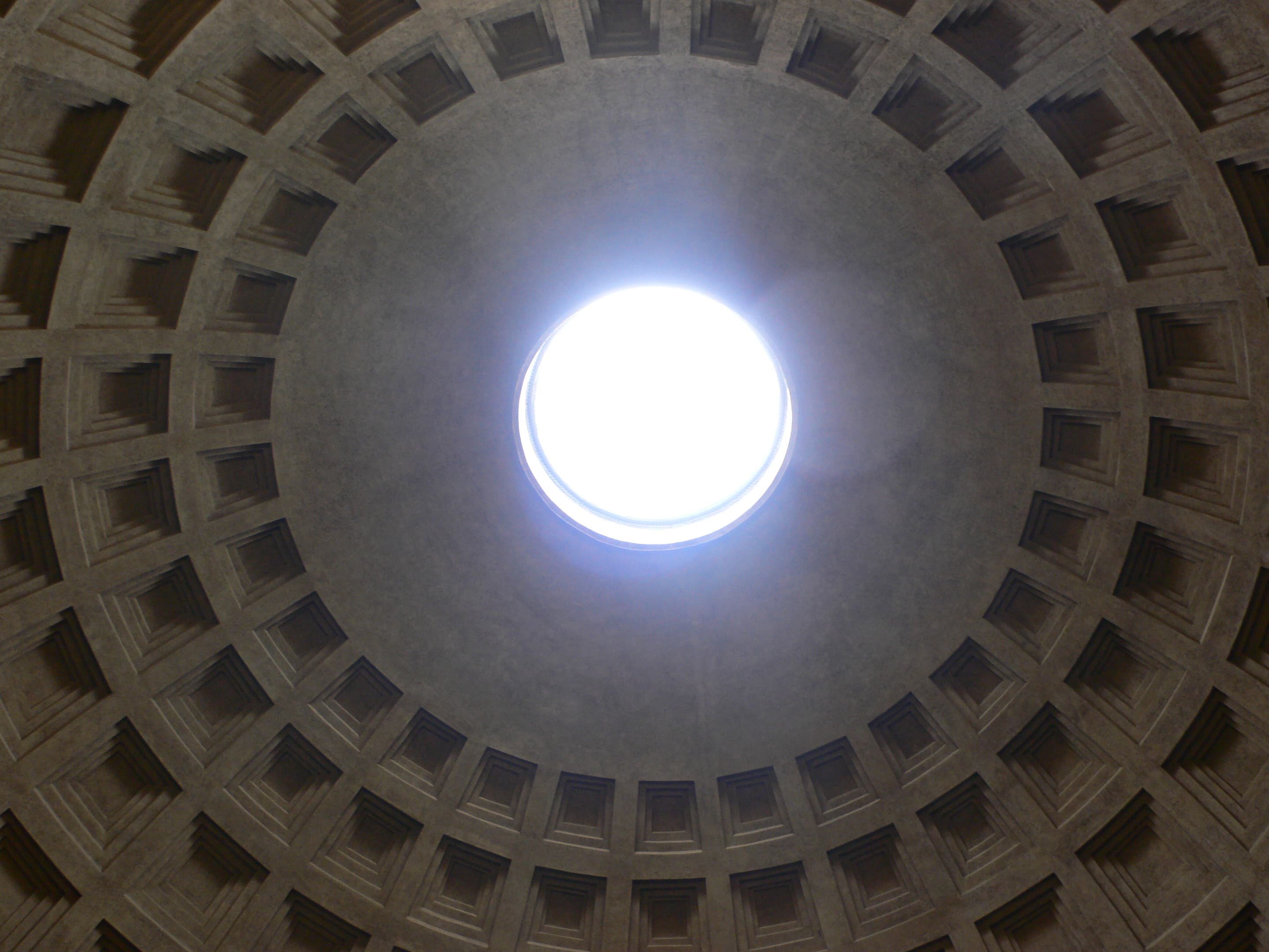 O óculo aberto no topo da cúpula do Panteão de Roma
