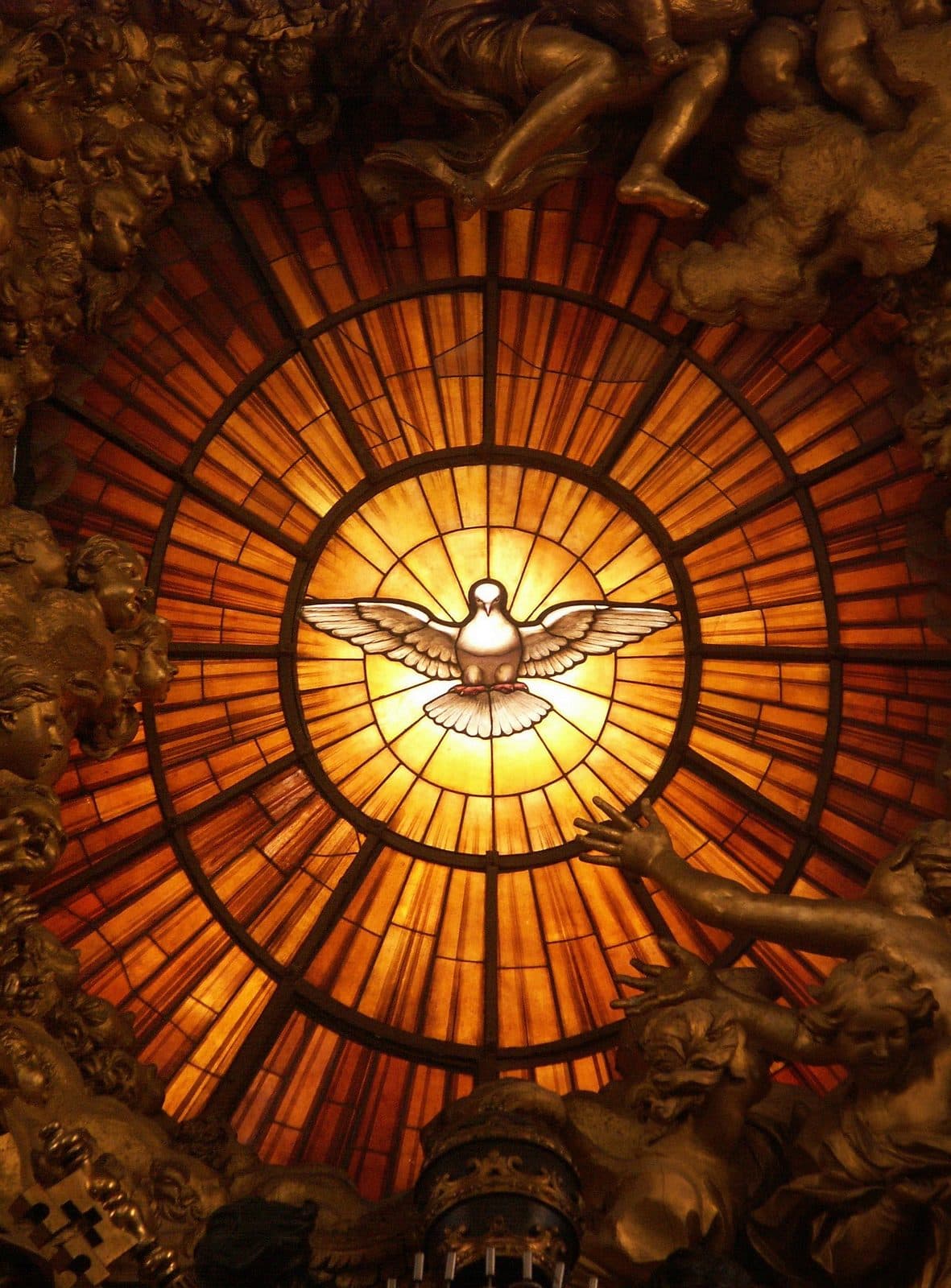 Pomba do Espírito Santo de Bernini em vitral sobre a abside de São Pedro