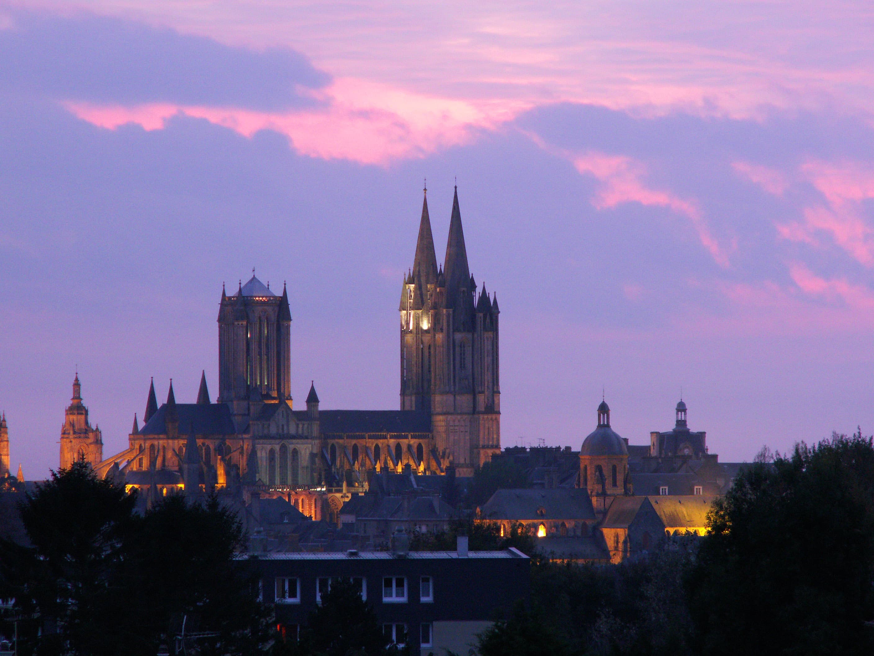 Catedral de Coutances sobre a cidade ao entardecer