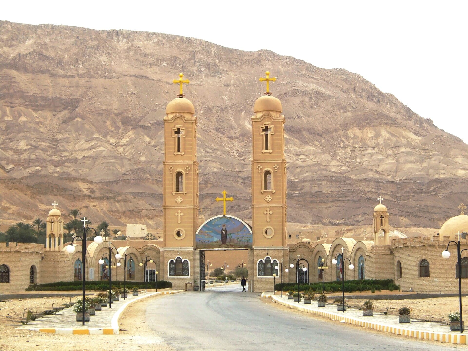 Portal de entrada e torres sineiras do mosteiro copta de Santo Antão no deserto oriental do Egito