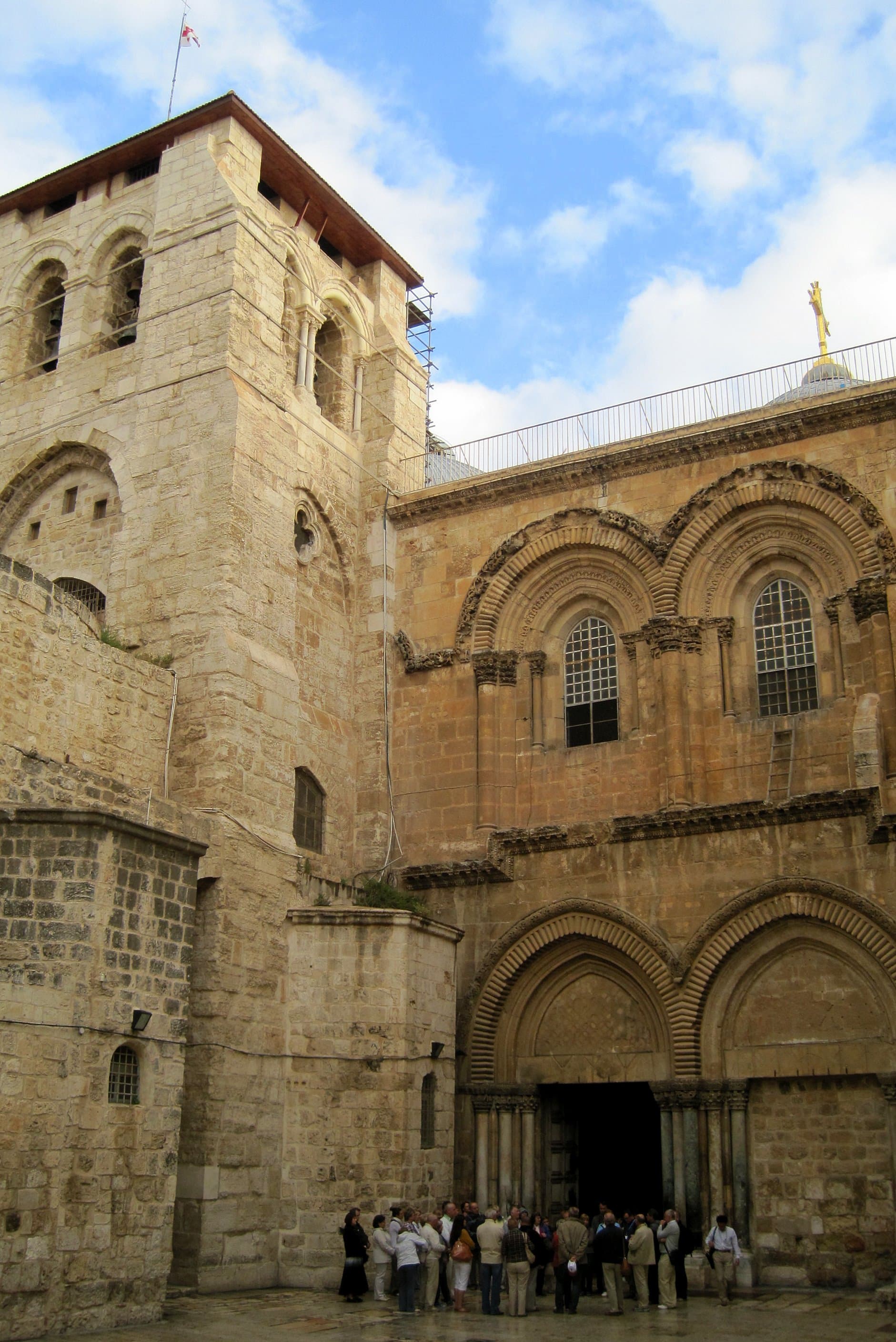 Fachada do pátio e torre sineira da igreja do Santo Sepulcro em Jerusalém