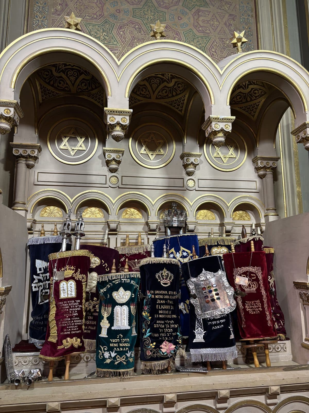 Rolos da Torá na arca santa aberta da Grande Sinagoga de Paris