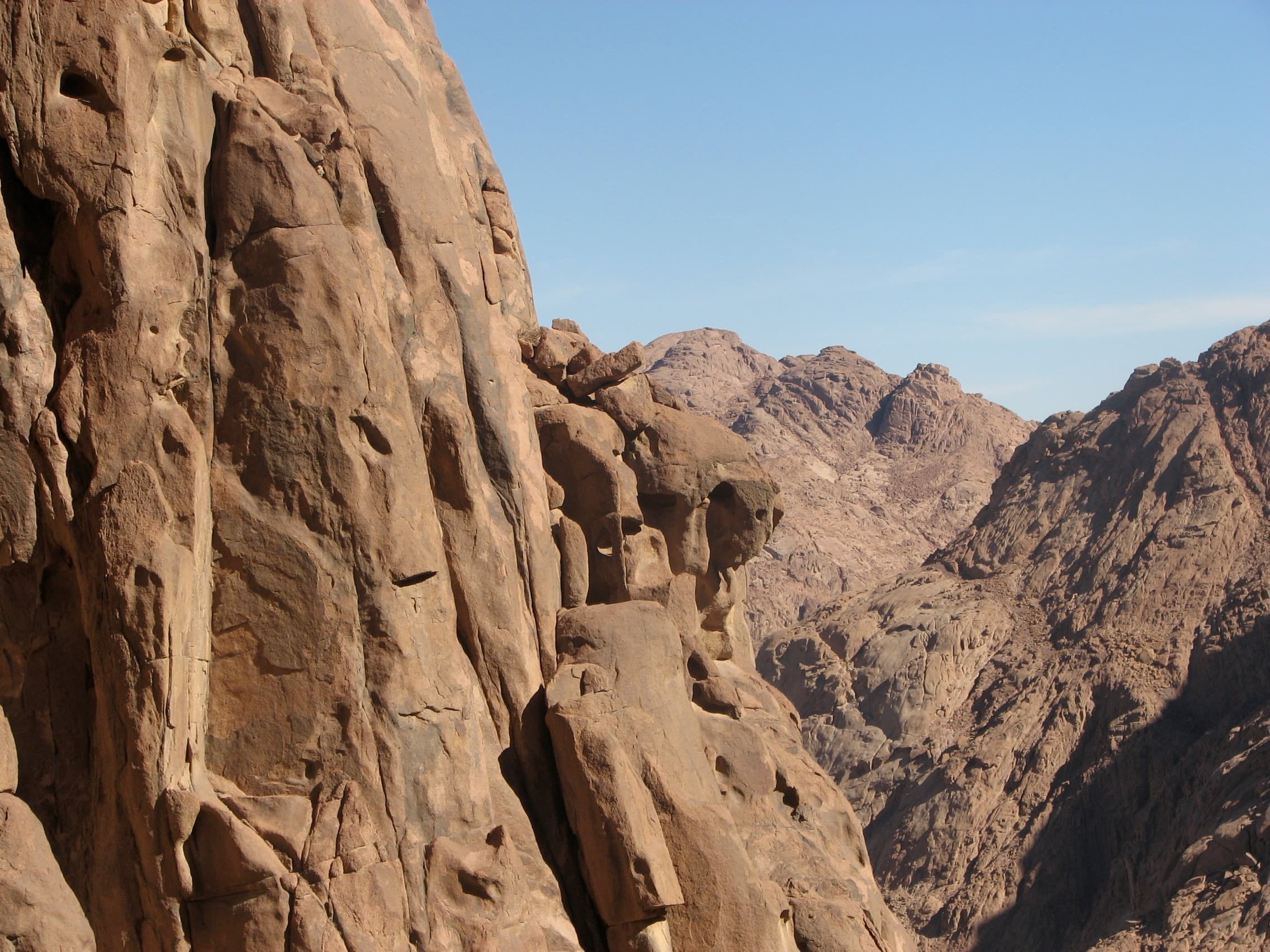 Picos de granito do monte Sinai no Egito à luz da manhã