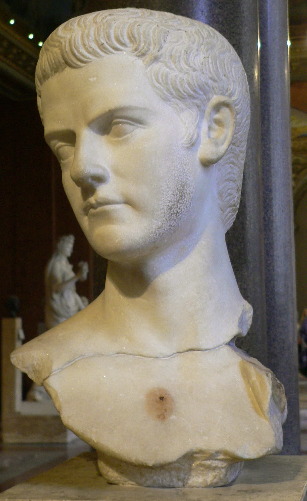 Busto de mármol del emperador Calígula, Louvre Ma 1234, hacia 39 a 41 después de Cristo
