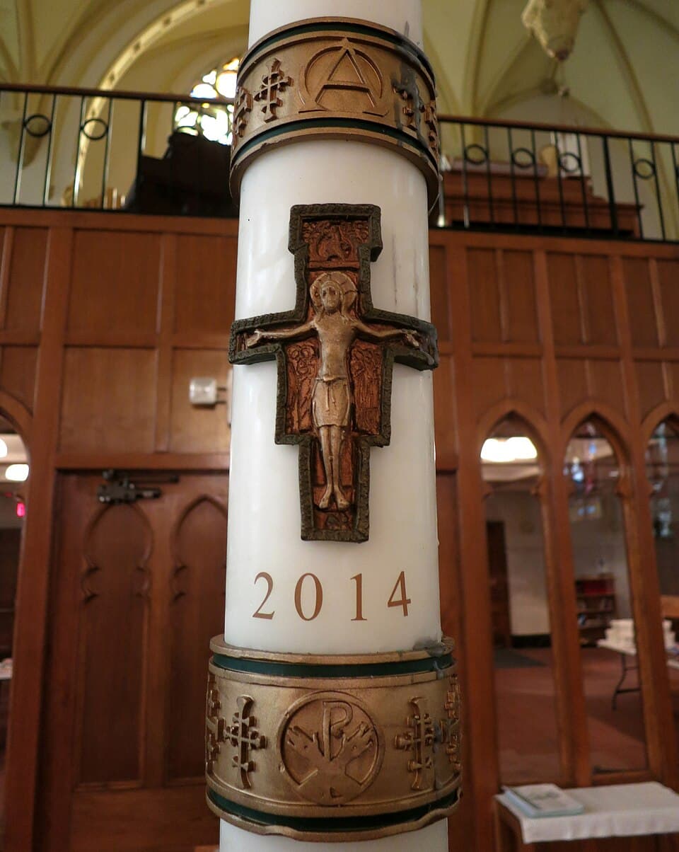 Círio pascal na igreja de São Rafael em Springfield, Ohio