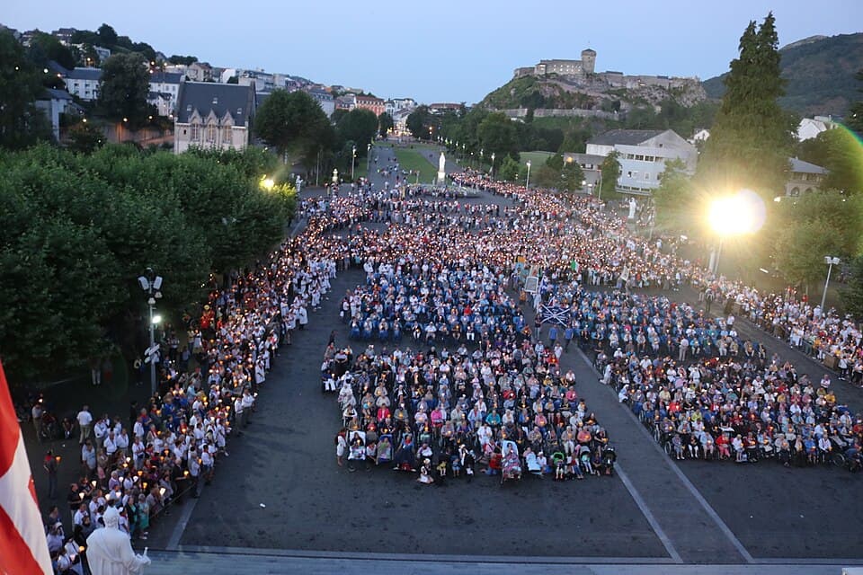 Peregrinos reunidos para a procissão das velas em Lourdes