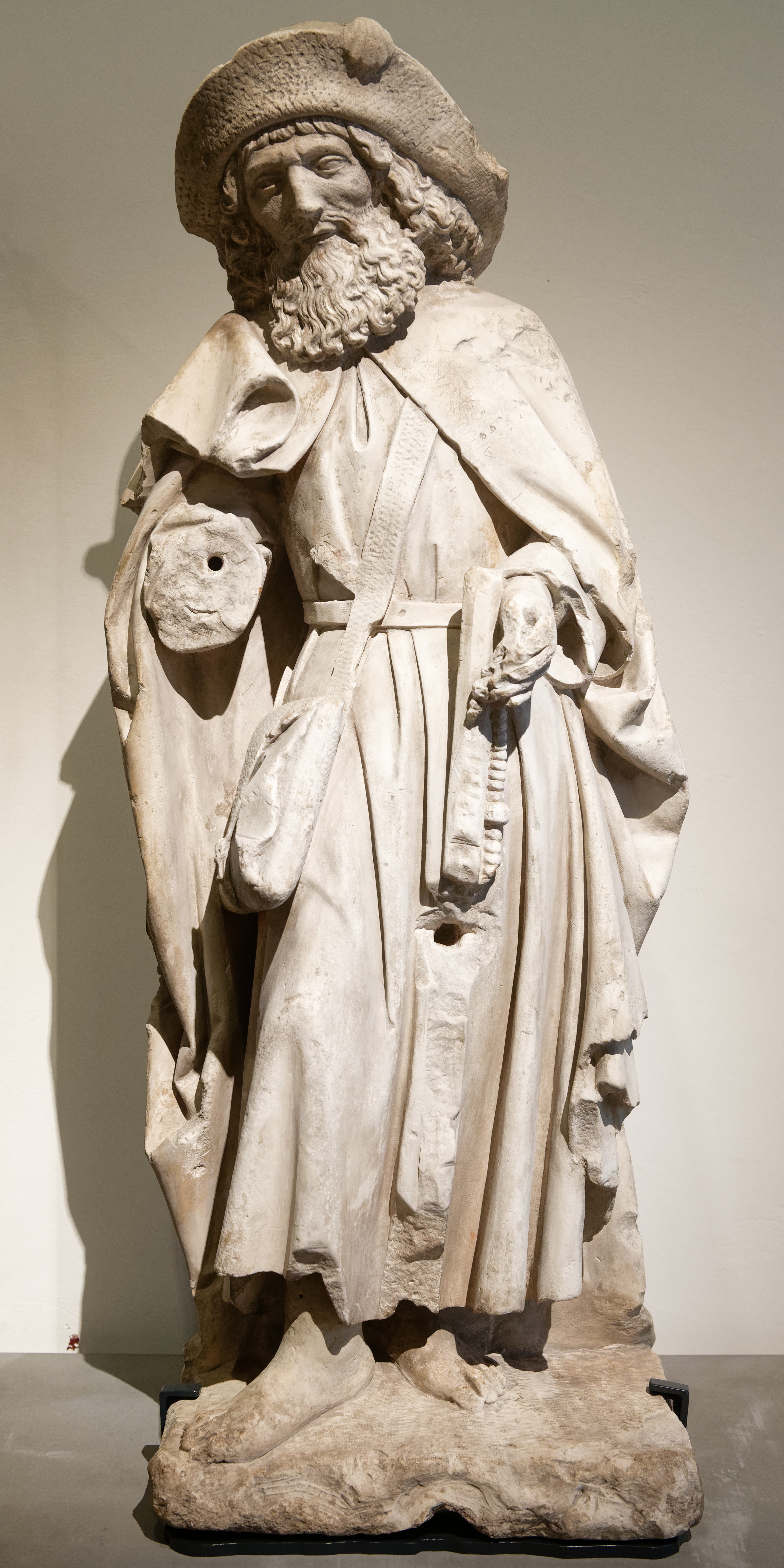 São Tiago Maior como peregrino, com chapéu de concha, bornal e bordão (calcário, Borgonha, c. 1475-1500, museu de Cluny)