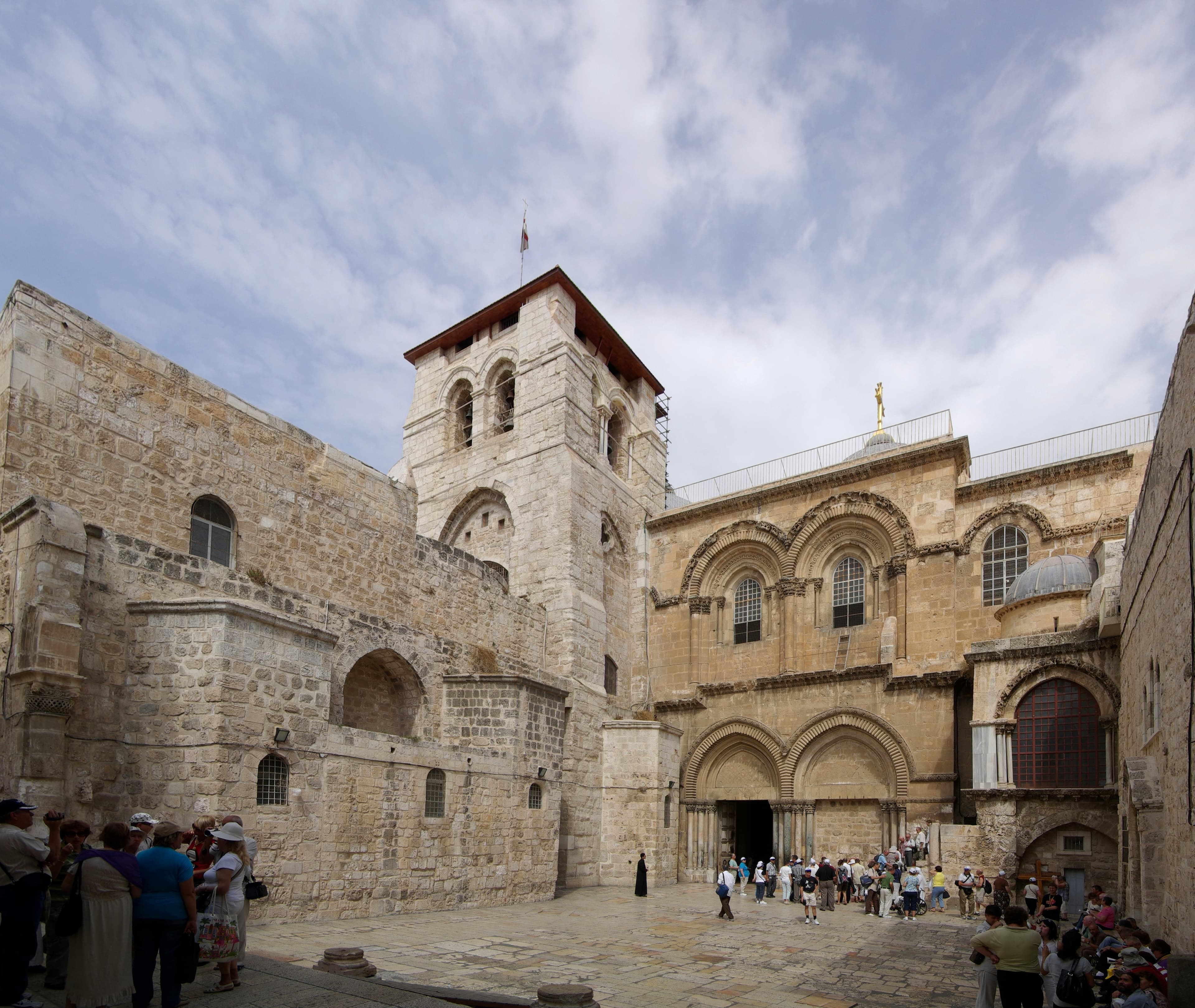 Fachada e adro da igreja do Santo Sepulcro em Jerusalém, com peregrinos
