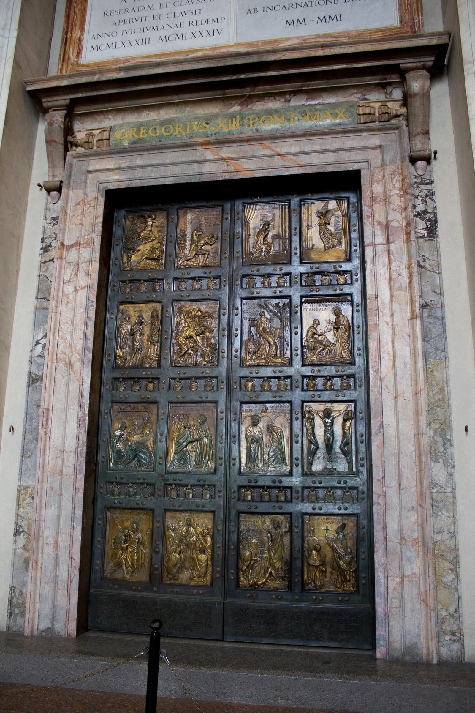 A Porta Santa da basílica de São Pedro