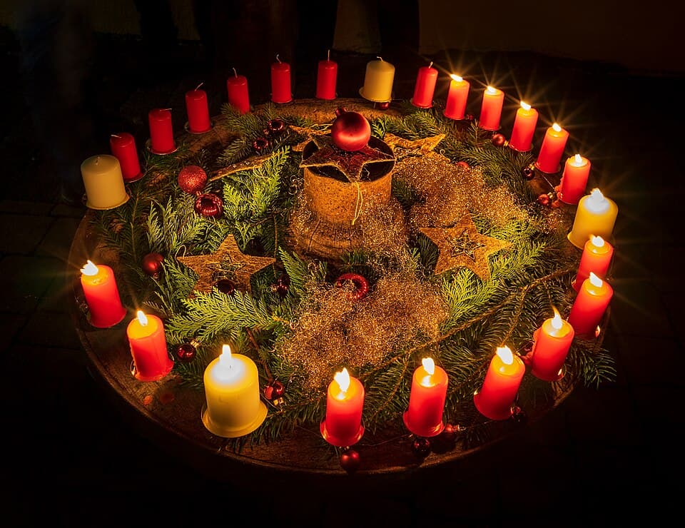 Corona di tipo Wichern fotografata a Bonfeld: grandi candele bianche e piccole candele rosse