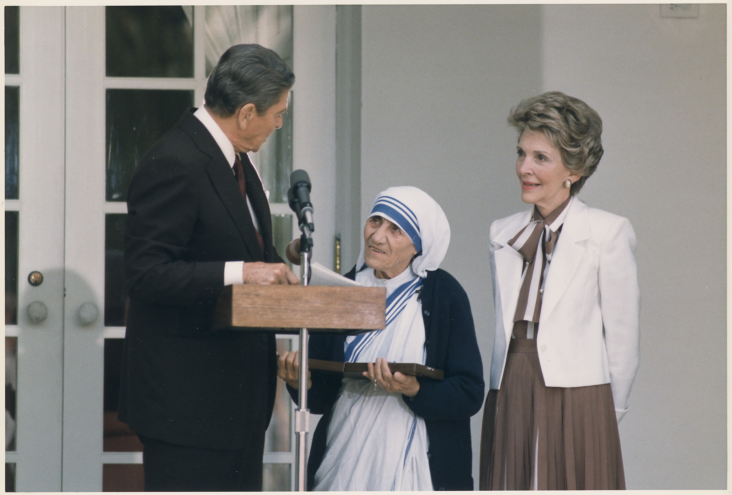 Madre Teresa riceve la Medaglia presidenziale della libertà nel 1985
