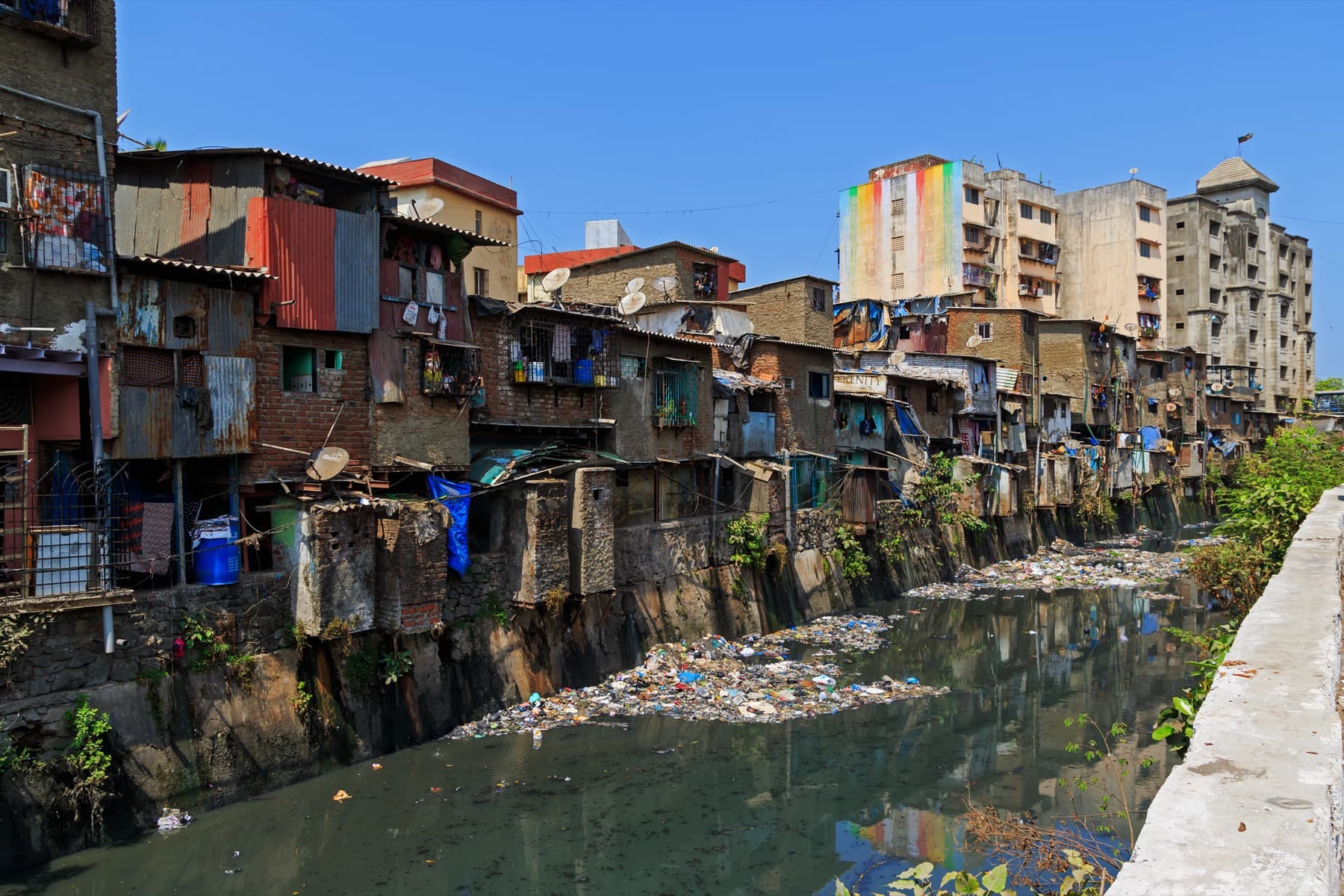 Quartier pauvre exposé à la pollution