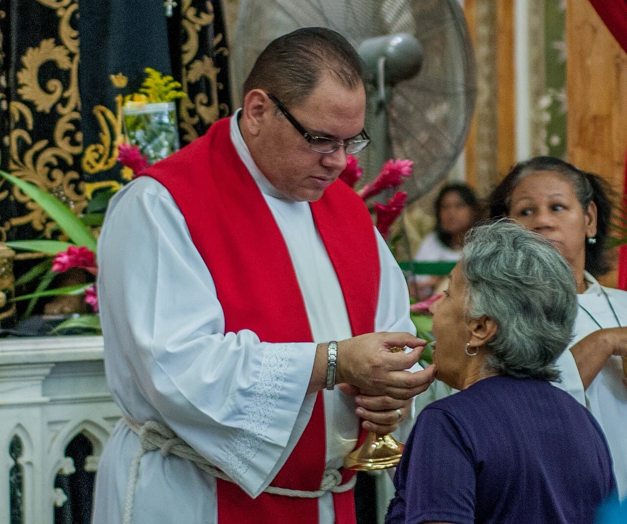Un fedele riceve il Corpo di Cristo sulla lingua