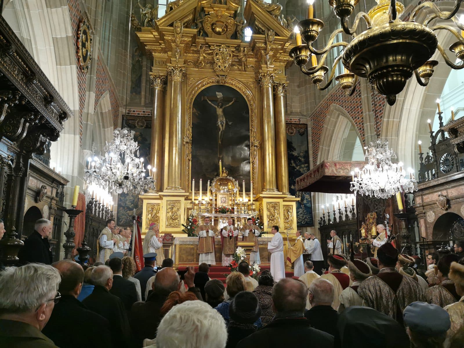 Feierliche Messe vor dem Hochaltar: die eucharistische Kommunion, Bedingung für den vollkommenen Ablass