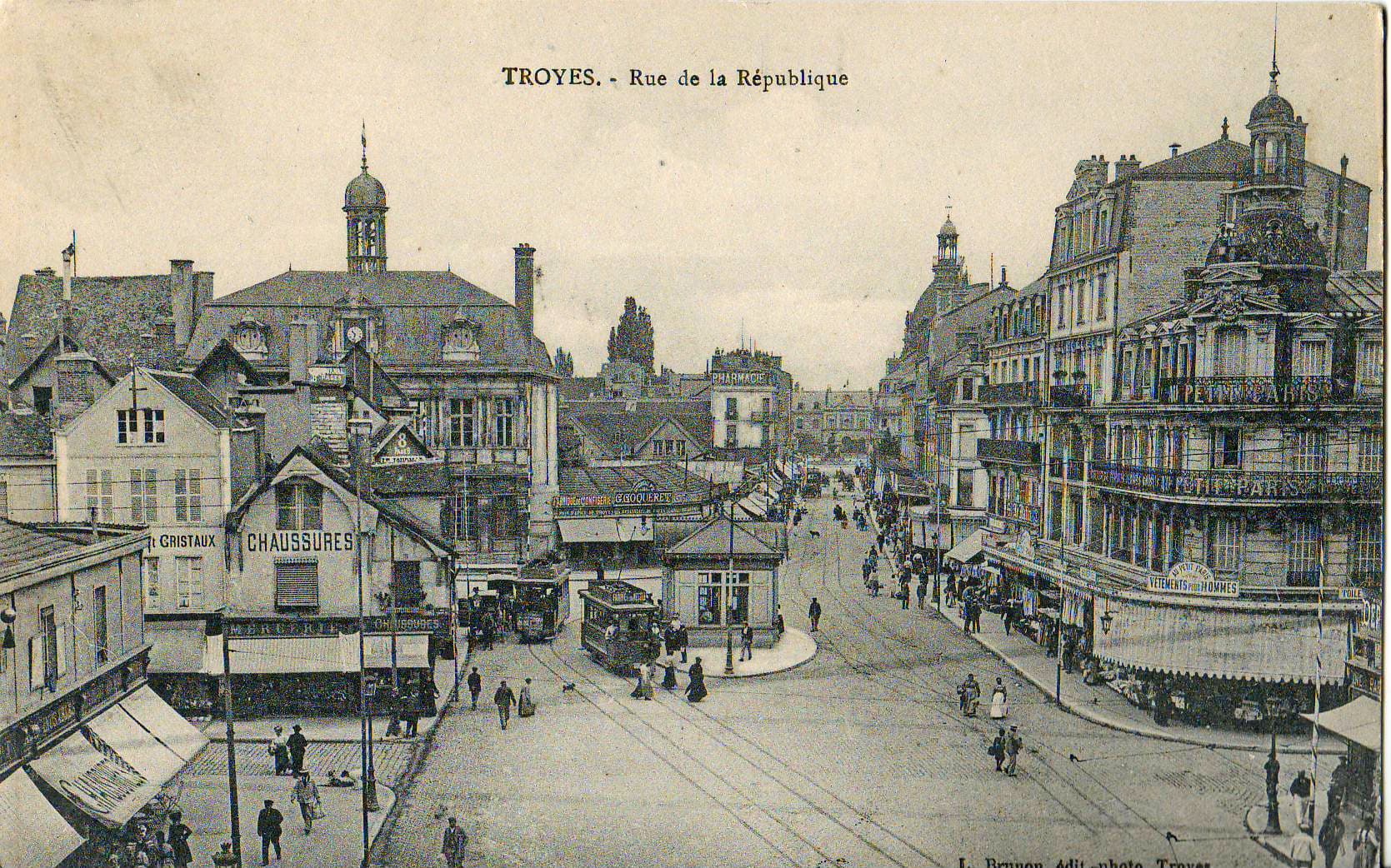 Alte Postkarte der Rue de la République in Troyes