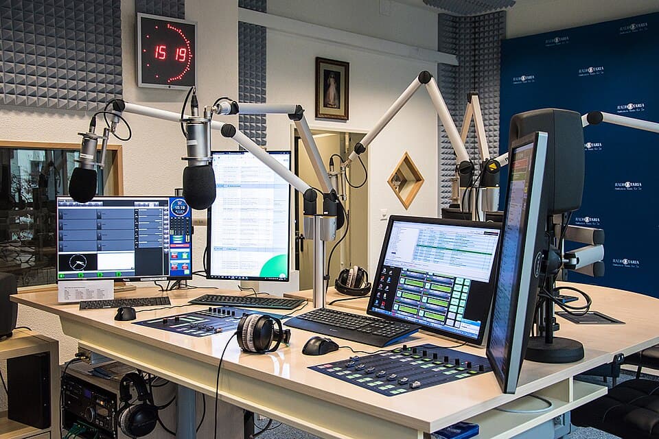 Studio de Radio Maria à Adliswil, en Suisse, avec ses micros et sa console de diffusion