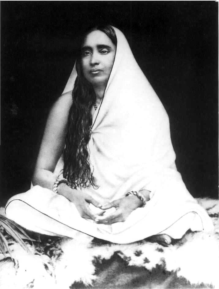 Antica fotografia di Sarada Devi vestita di un sari bianco