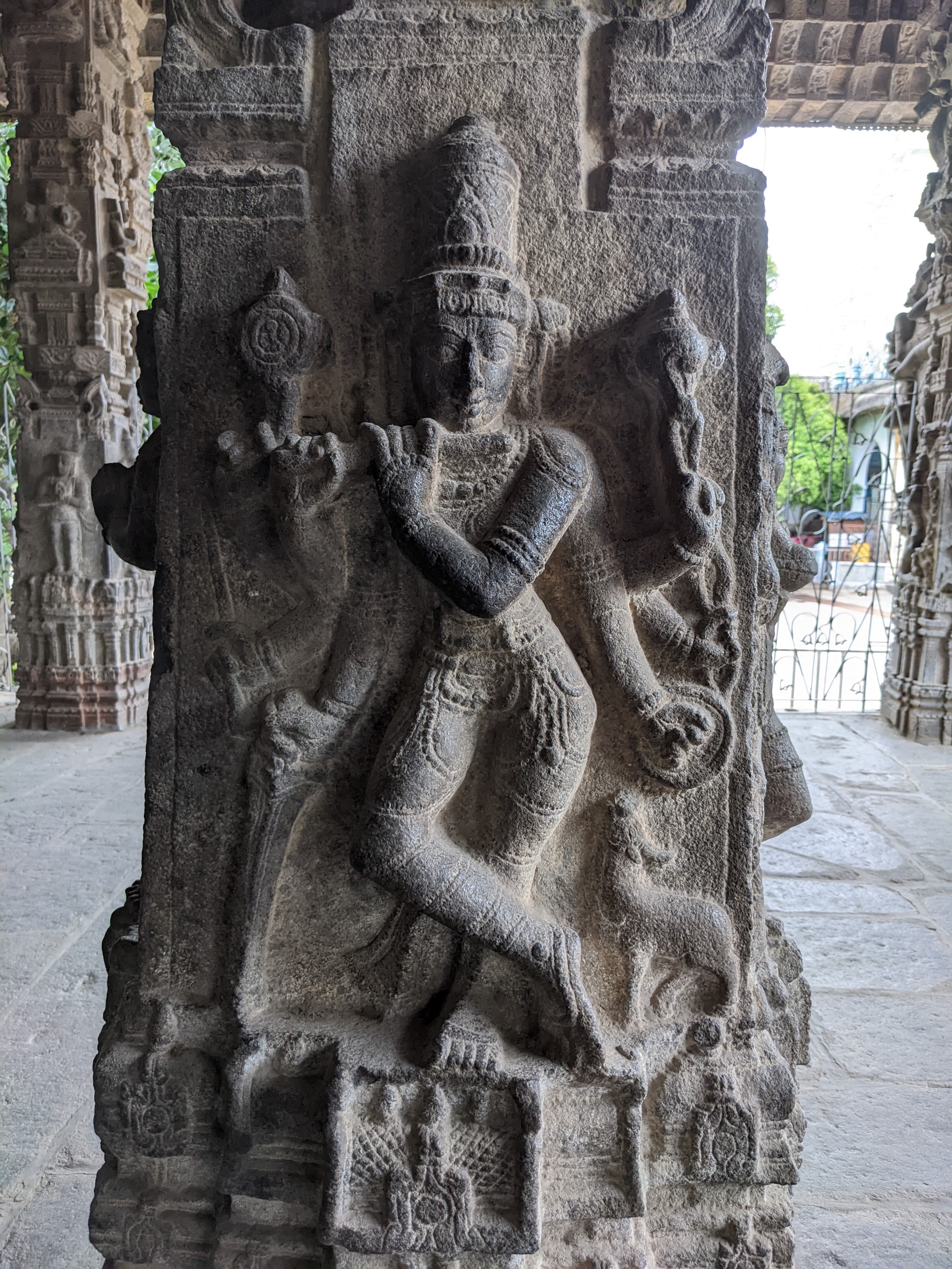 Kanchipuram'daki Varadharaja Perumal tapınağının bir direğindeki oyma detay