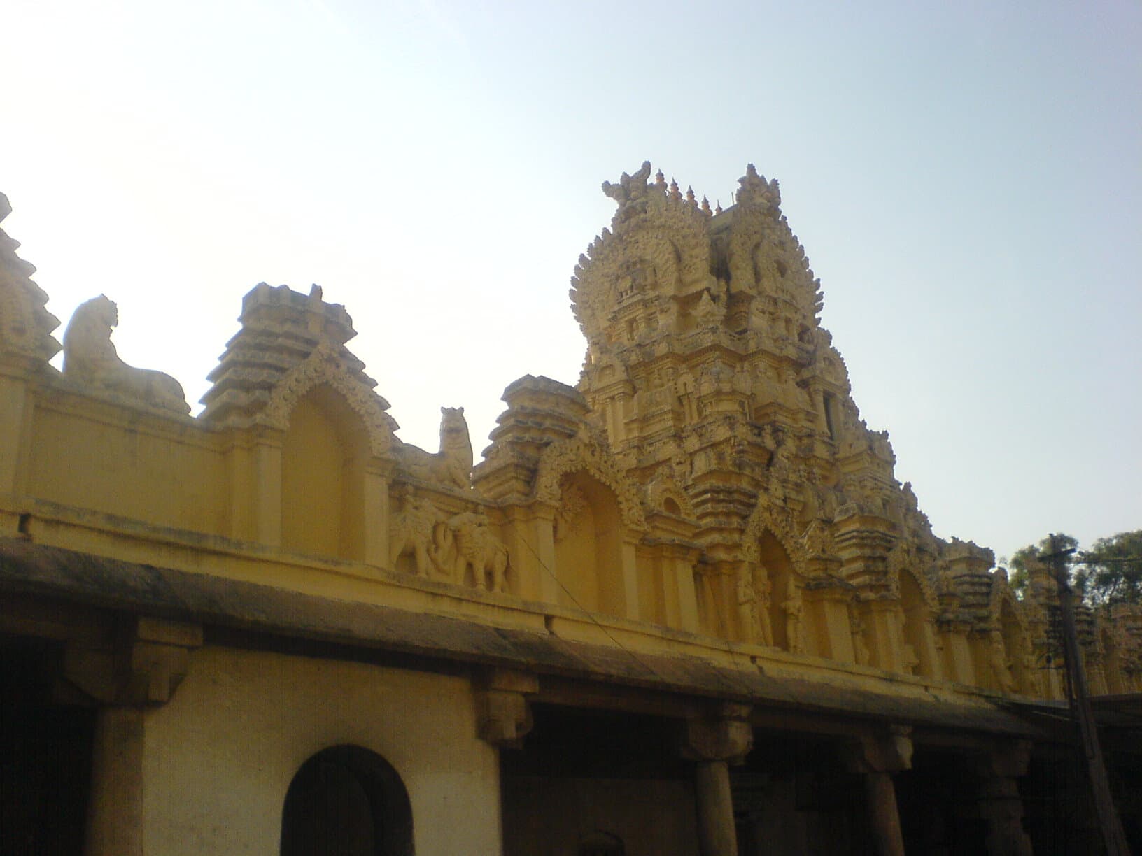 Karnataka'daki Melukote Cheluvanarayana Swamy tapınağının cephesi