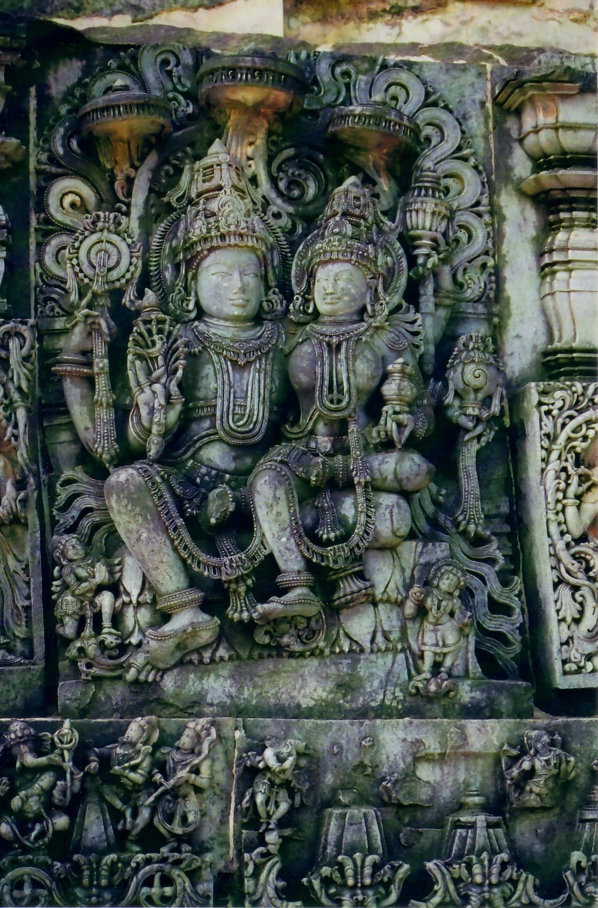 Halebidu'da Hoysala kabartması, eşi Lakshmi ile Narayana